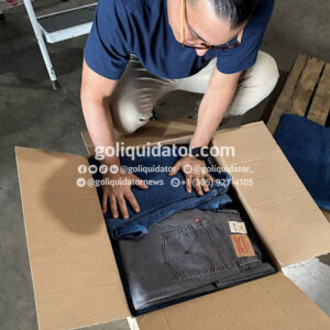 Small lots of Levi’s jeans for men and women.