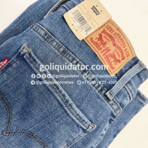 Small lots of Levi’s jeans for men and women.