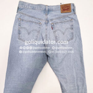 Small lots of Levi’s jeans for men and women.