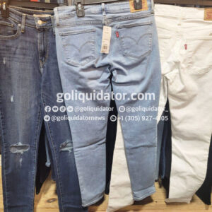 Small lots of Levi’s jeans for men and women.