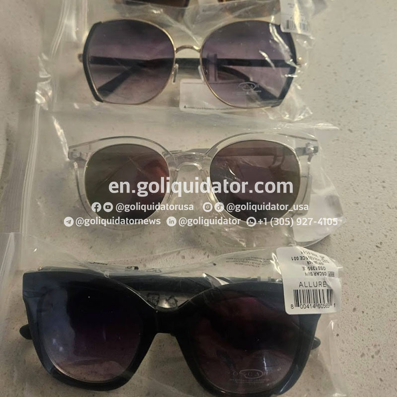 Lots of Oscar de la Renta sunglasses