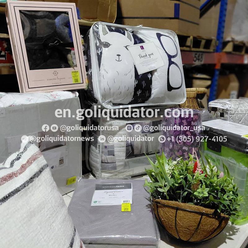 Lot of bedding and decor items form Kohl's