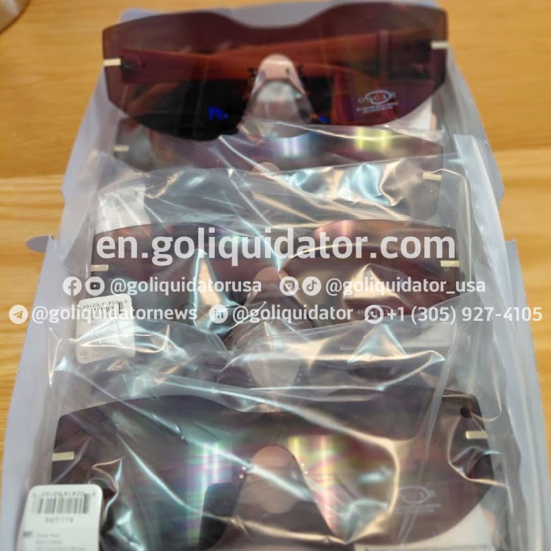 Lots of Oscar de la Renta sunglasses