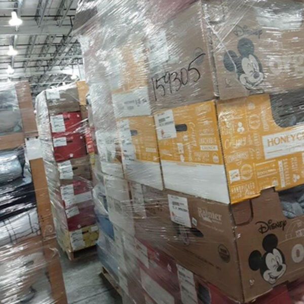 Lot of bedding and home linen from Costco in wholesale liquidation