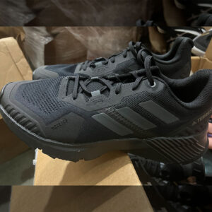 Lot of sports shoes in wholesale liquidation