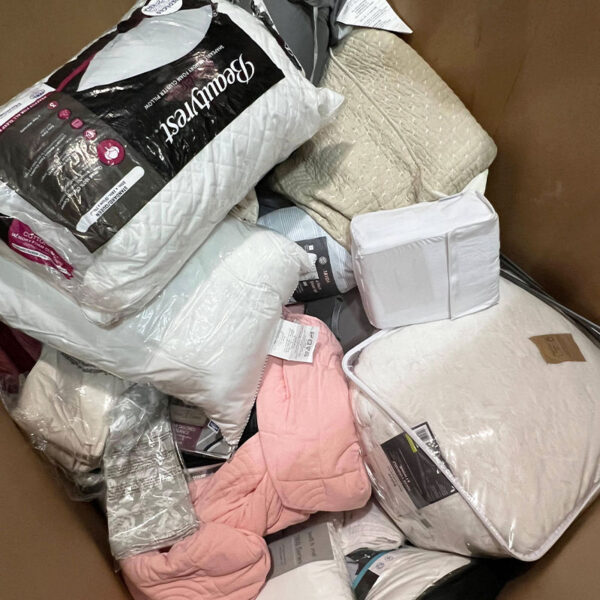 Lot of bedding and home linen from Kohl's in wholesale liquidation