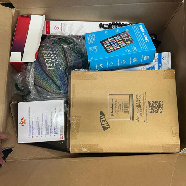 Lots of mystery boxes with merchandise from Amazon in wholesale liquidation.