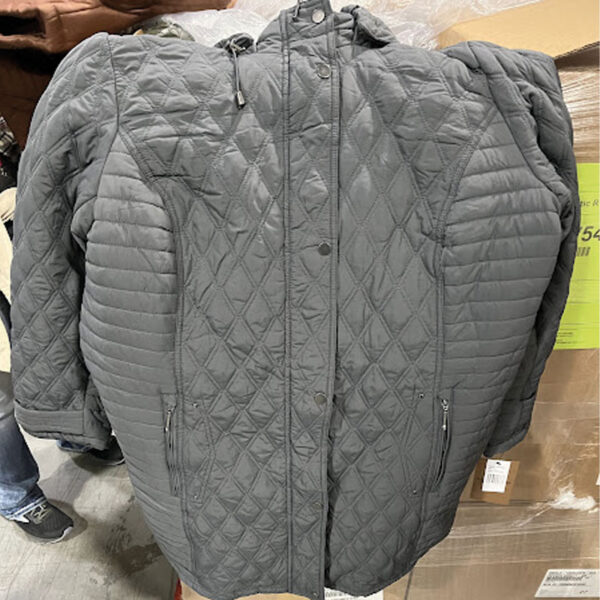 Lots of jackets, coats, sweaters and vests for women, in wholesale liquidation.