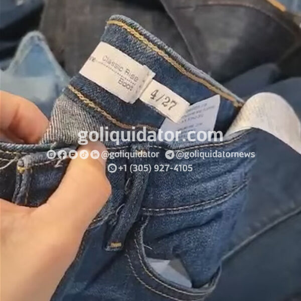 Lot of levi’s jeans for women in wholesale liquidation.