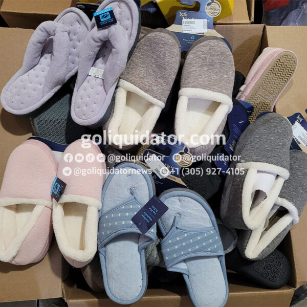 Lots of sandals, casual shoes and slippers from top brands, in wholesale liquidation.